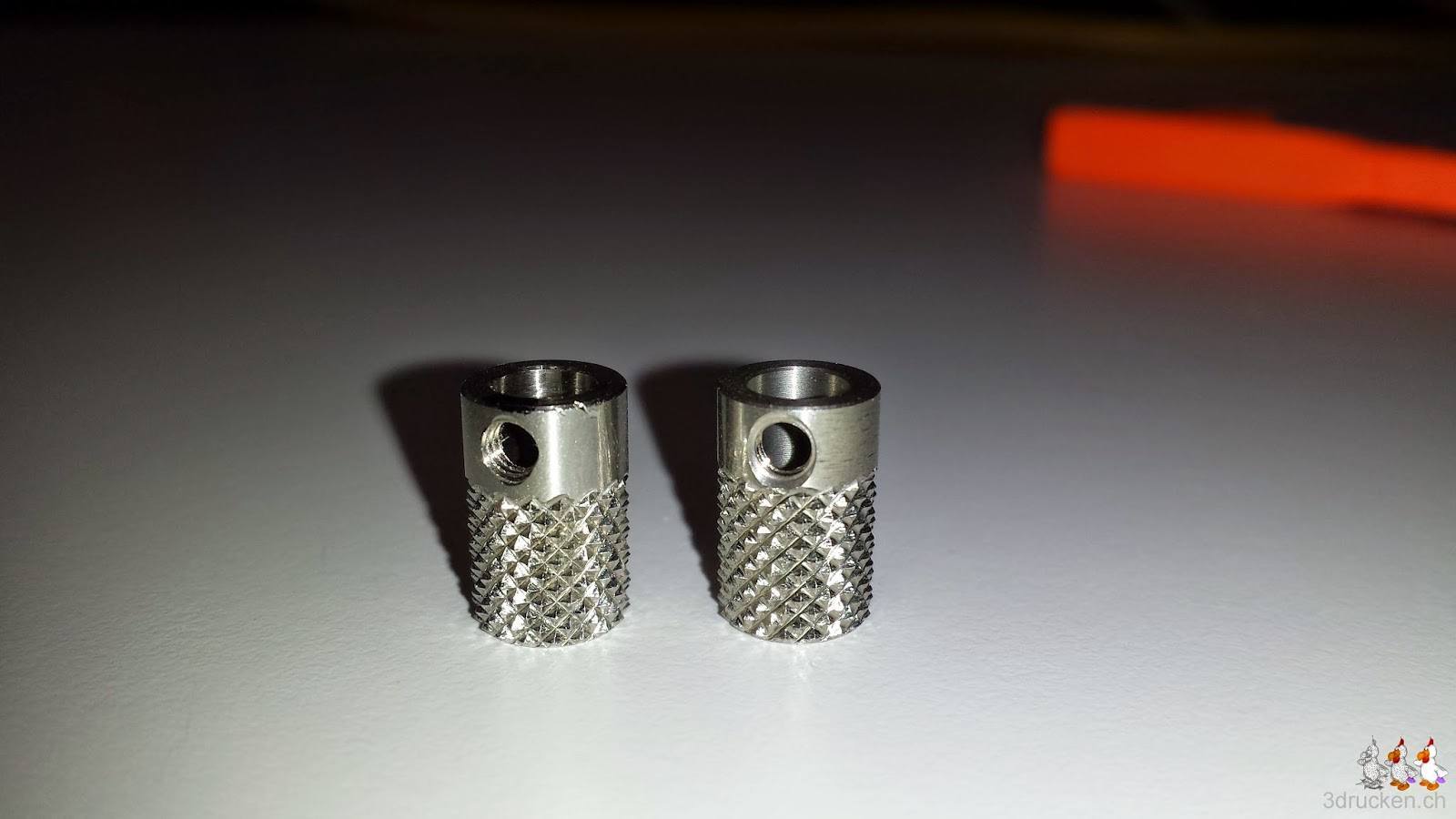 Foto von zwei gekerbten Bolzen, dem Original und einem neu aus Holland erhaltenen Exemplars