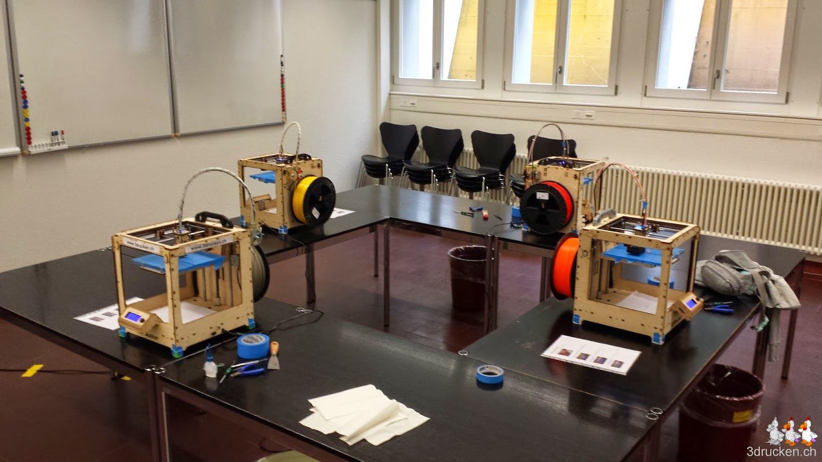 Foto des an den Kursraum angrenzenden Raumes in dem wir unsere vier Ultimaker Original aufgestellt haben