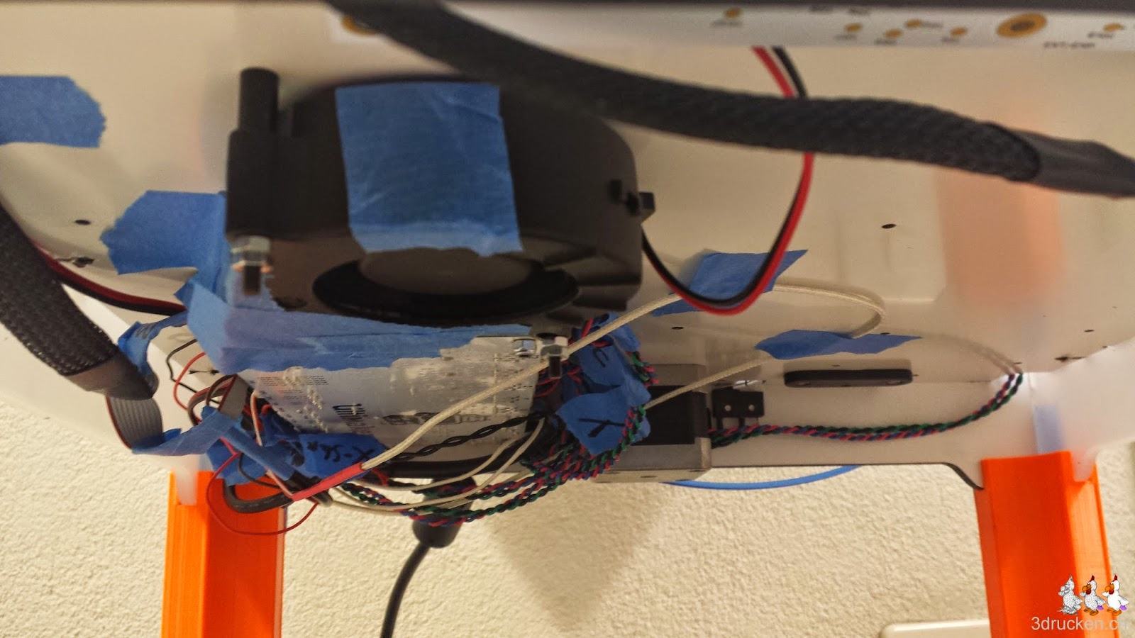 Foto der Unterseite des Ultimaker 2 mit provisorisch angebrachtem Elektroniklüfter des Ultimaker Original