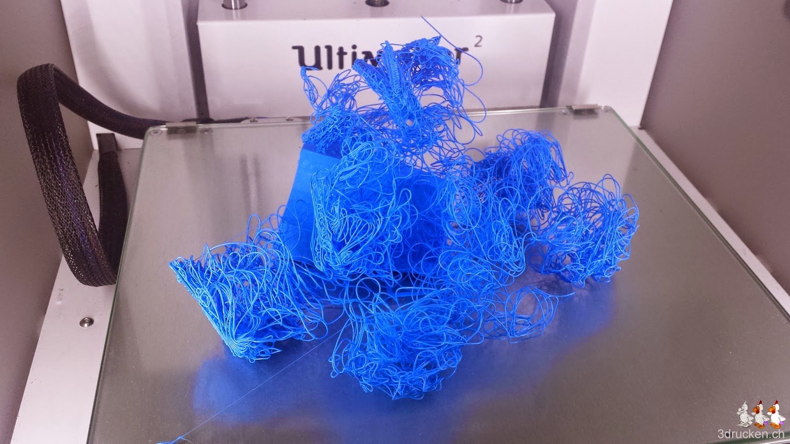 Foto eines misslungenen Drucks auf dem Ultimaker 2 Drucktisch