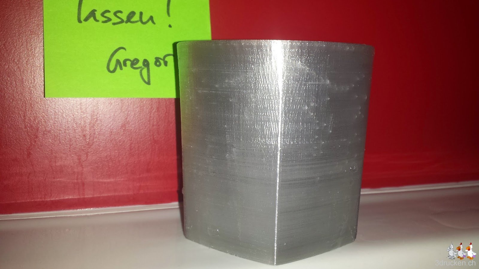 Foto des Bierglases wie es in einer Lache von Wasser steht, welches aus dem Glas entweichen konnte