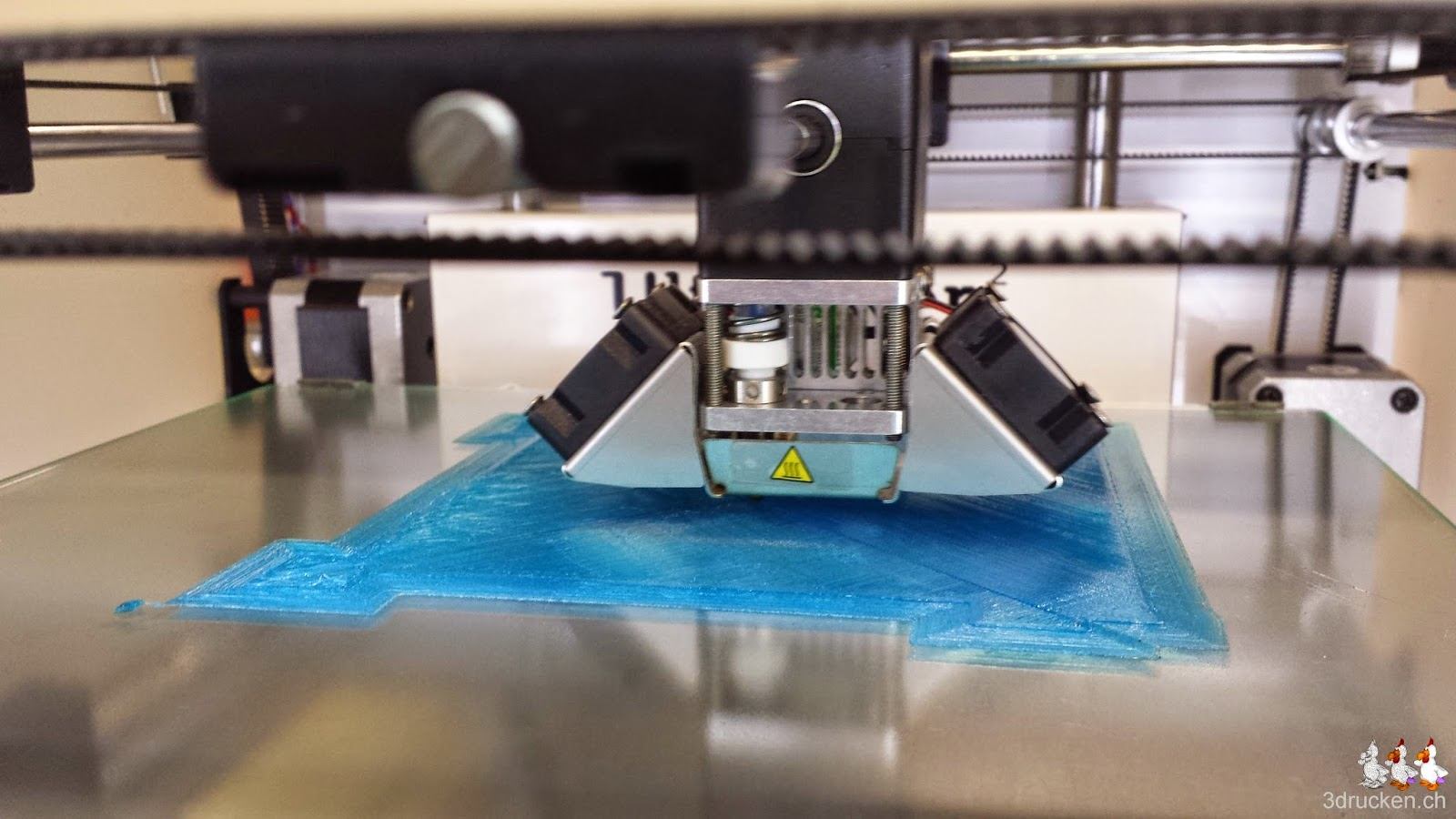 Foto während des Drucks eines Einzelteils des Eiffelturms mit blauem PLA von Fabberworld