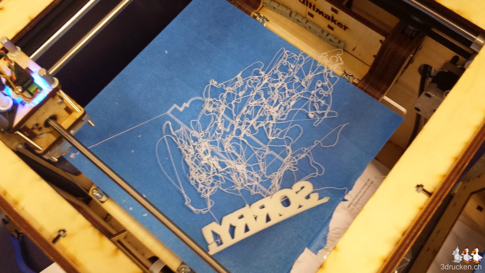 Foto des nicht haftenden SORRY! aus HIPS auf dem Drucktisch des Ultimaker Original