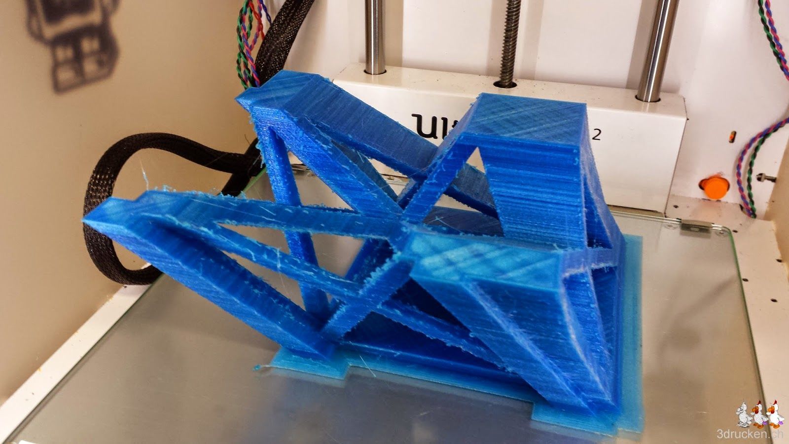 Foto eines Teilstücks des Eiffelturms in blauem PLA auf dem Ultimaker 2