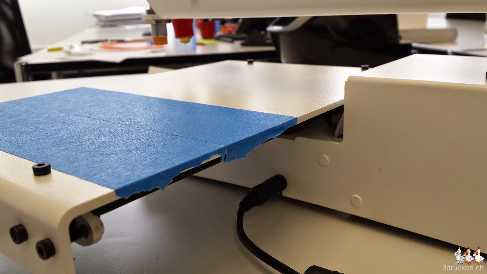 Foto vom Bekleben des Drucktischs des Printrbot Simple Metal mit blauem Klebeband