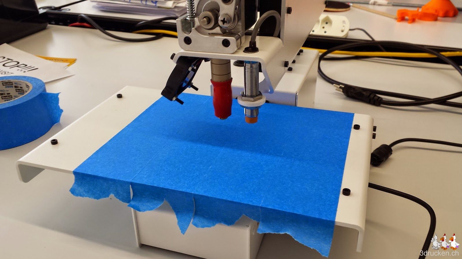 Foto vom fertig mit blauem Klebeband beklebten Drucktisch des Printrbot Simple Metal