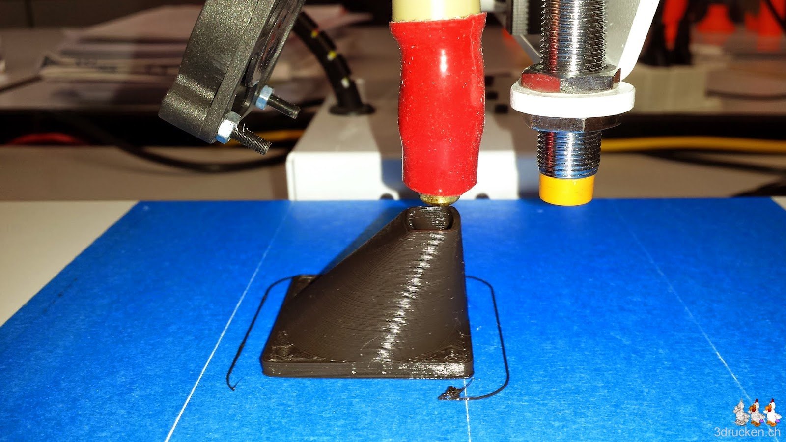 Foto unseres ersten Drucks, einer Lüfterverkleidung am Printrbot Simple Metal