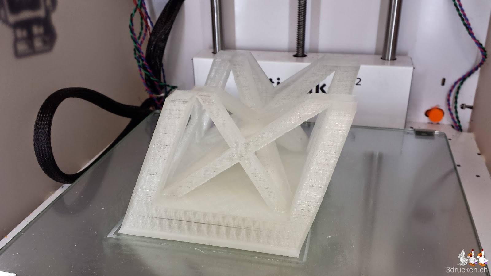 Foto eines Teilstücks des Eiffelturms aus transparentem PLA auf dem Ultimaker 2