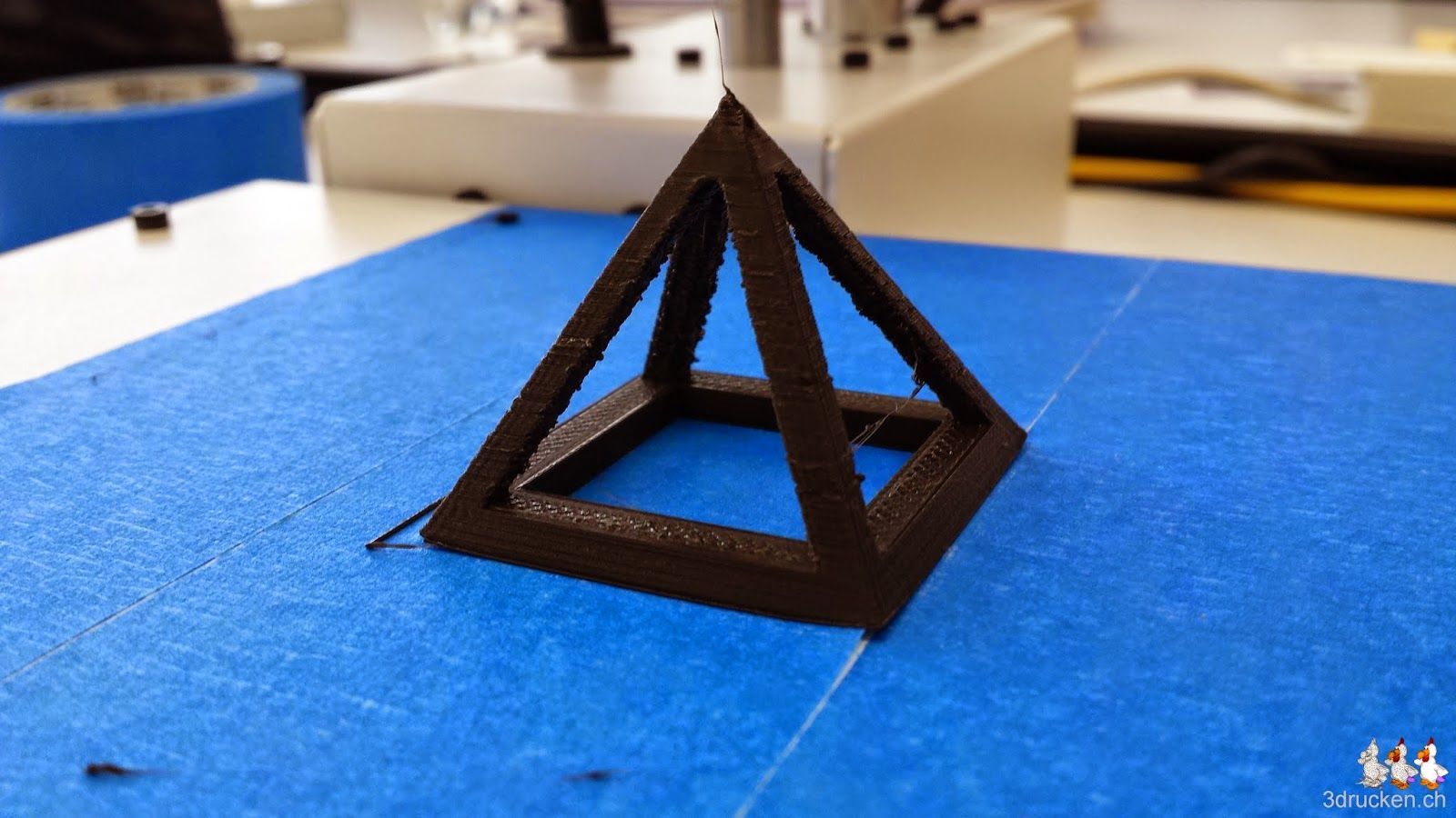 Foto der Testpyramide gedruckt auf dem Printrbot Simple Metal aus schwarzem PLA