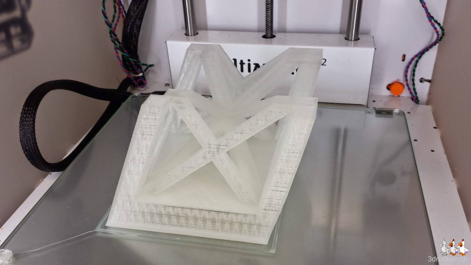 Foto eines Teilstücks des Eiffelturms aus transparentem PLA auf dem Ultimaker 2