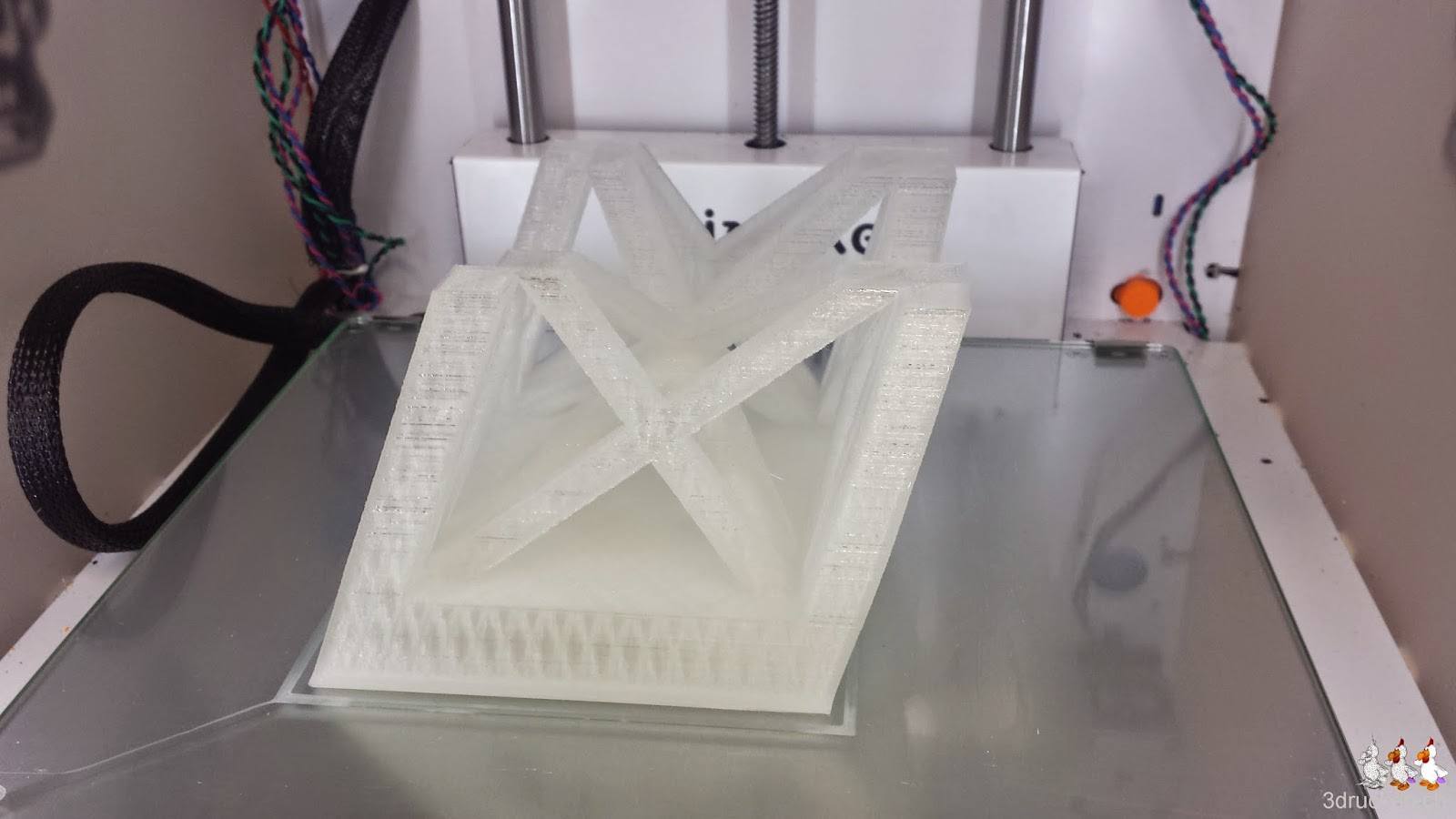 Foto eines Teilstücks des Eiffelturms aus transparentem PLA auf dem Ultimaker 2