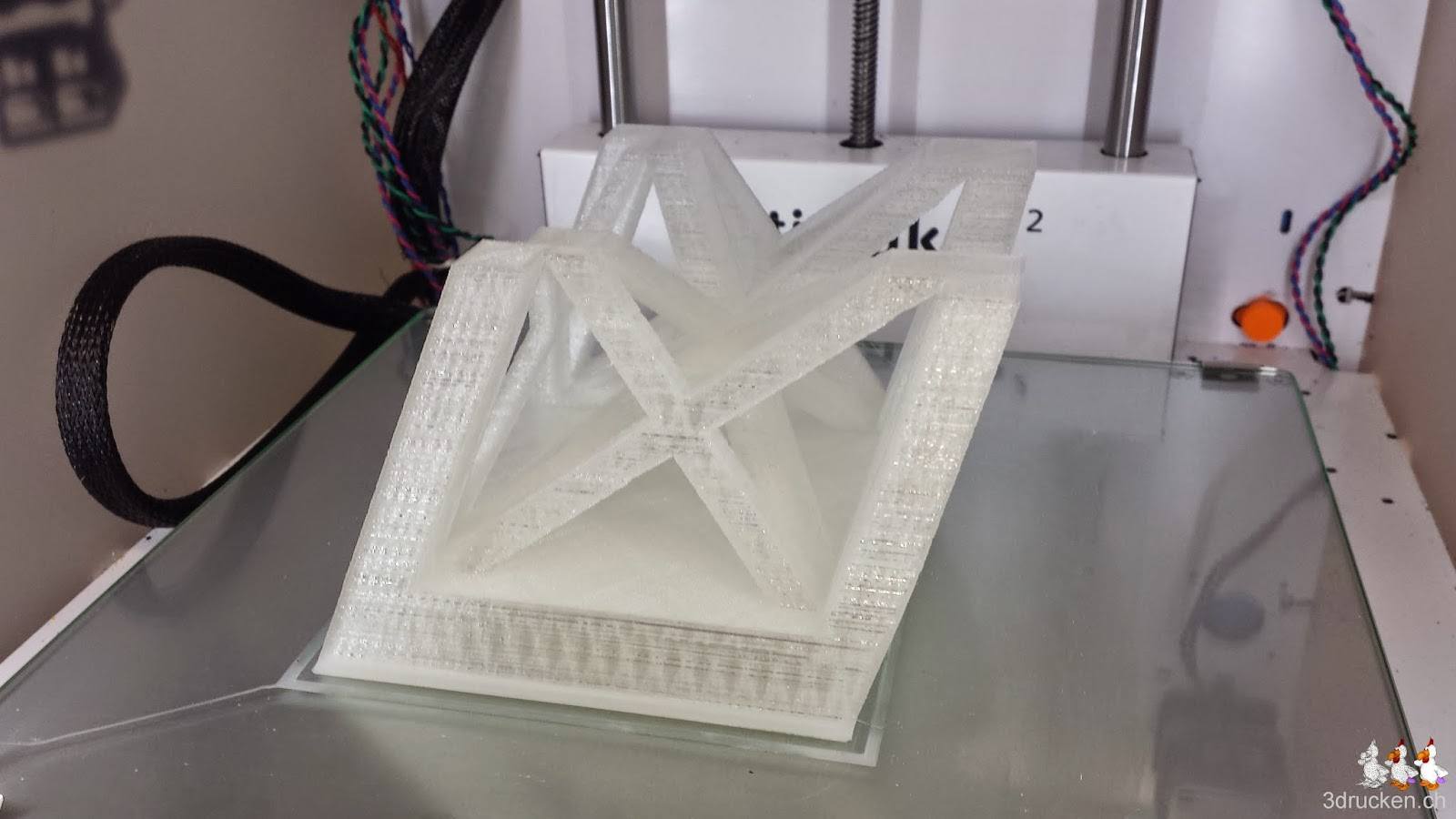 Foto eines Teilstücks des Eiffelturms aus transparentem PLA auf dem Ultimaker 2