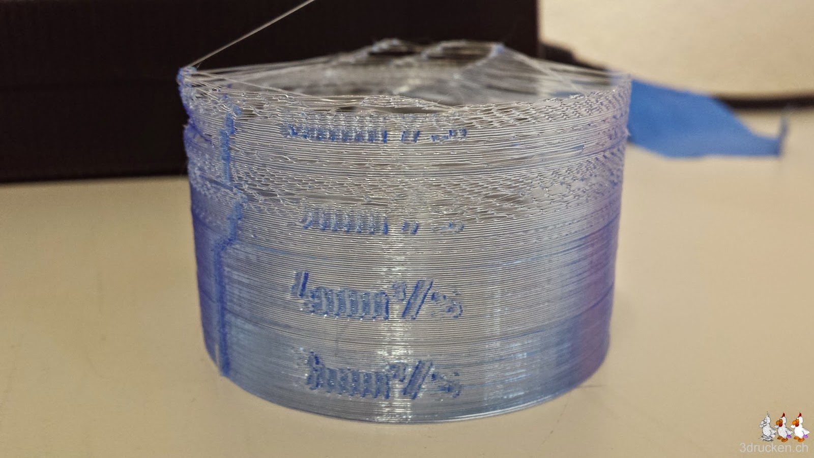 Foto des auf dem Ultimaker 2 unvollständig gedruckten Testzylinders aus blauem PLA von Swiss RepRap