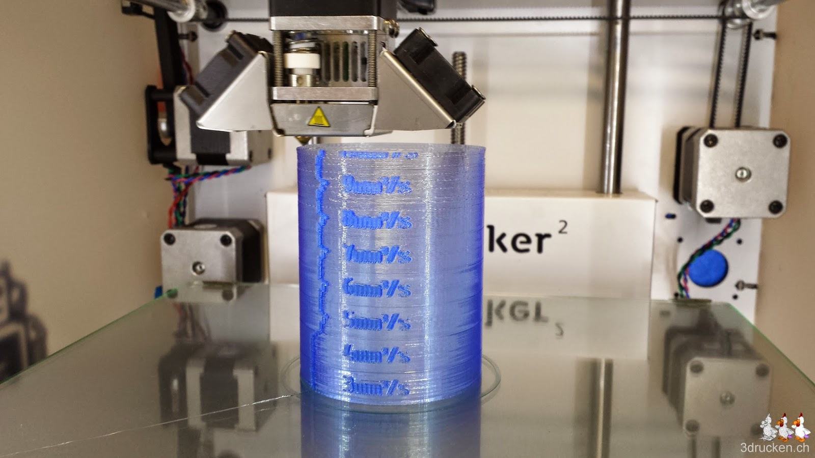 Foto während des Drucks des Testzylinders aus blauem PLA von Swiss RepRap auf dem Ultimaker 2