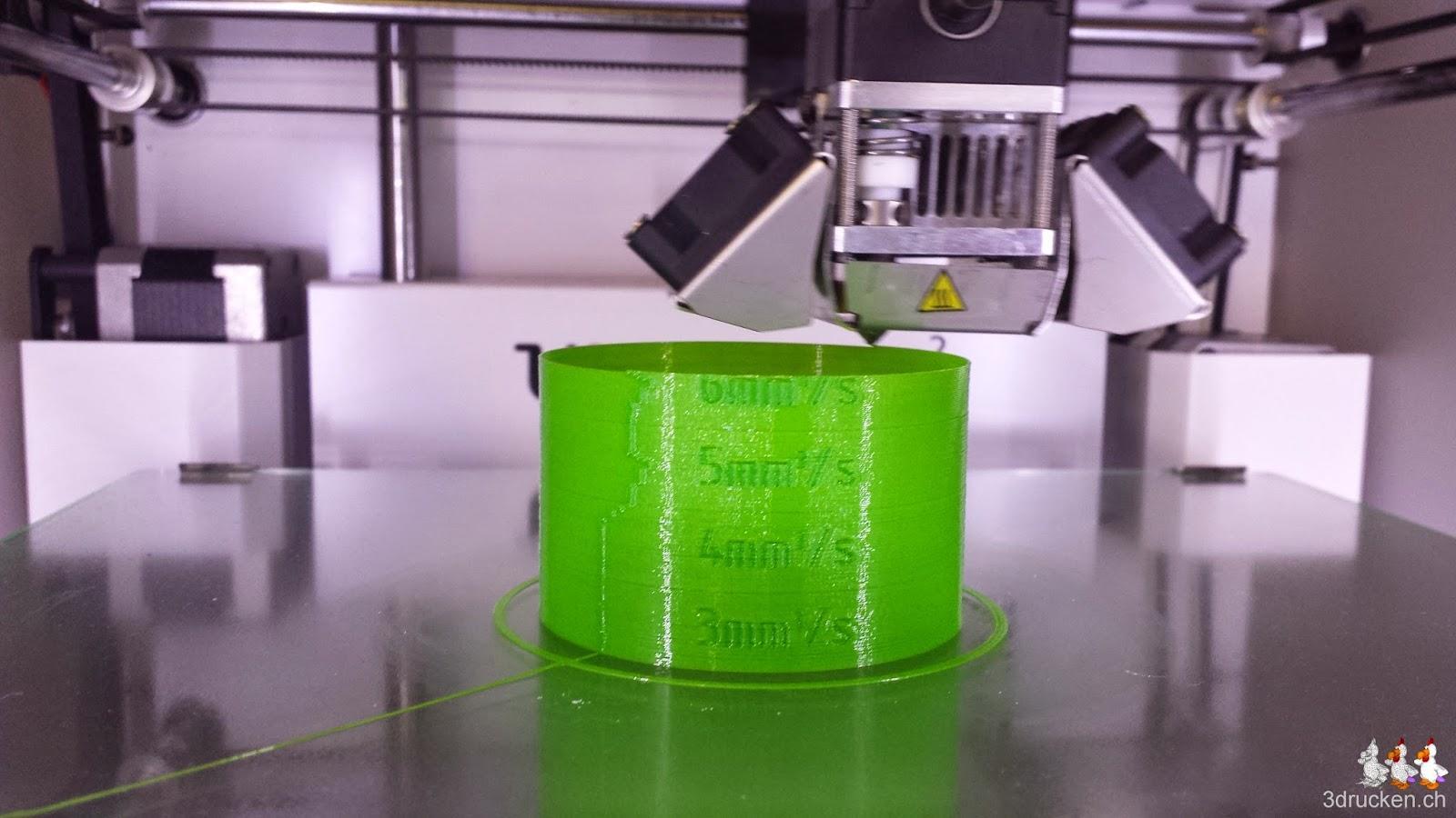 Foto während des Drucks des Testzylinders aus dem neuen Verbatim PLA Druckmaterial auf dem Ultimaker 2
