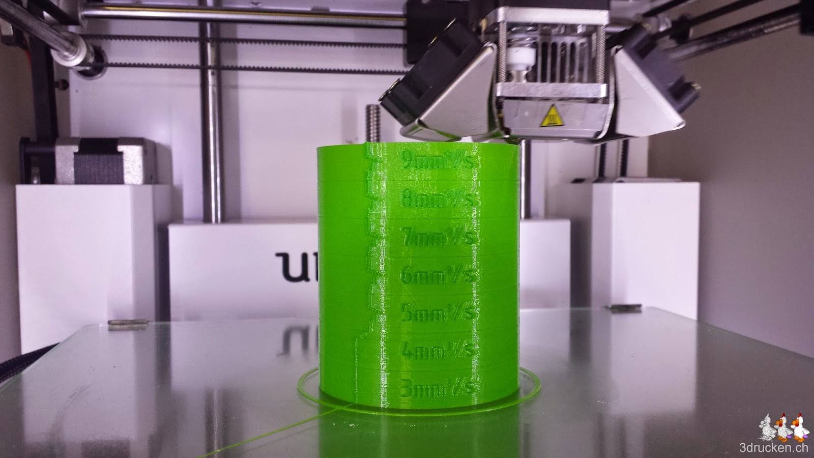 Foto vom fast fertigen Druck des Testzylinders aus dem Verbatim PLA Druckmaterial auf dem Ultimaker 2