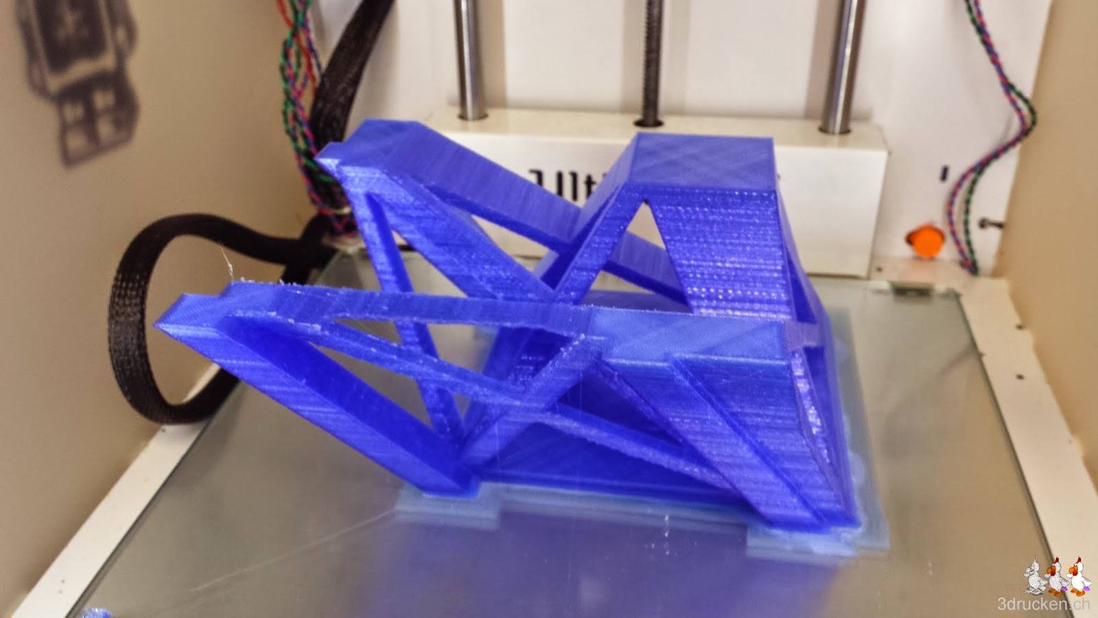 Foto eines Teilstücks des Eiffelturms in blauem PLA auf dem Ultimaker 2