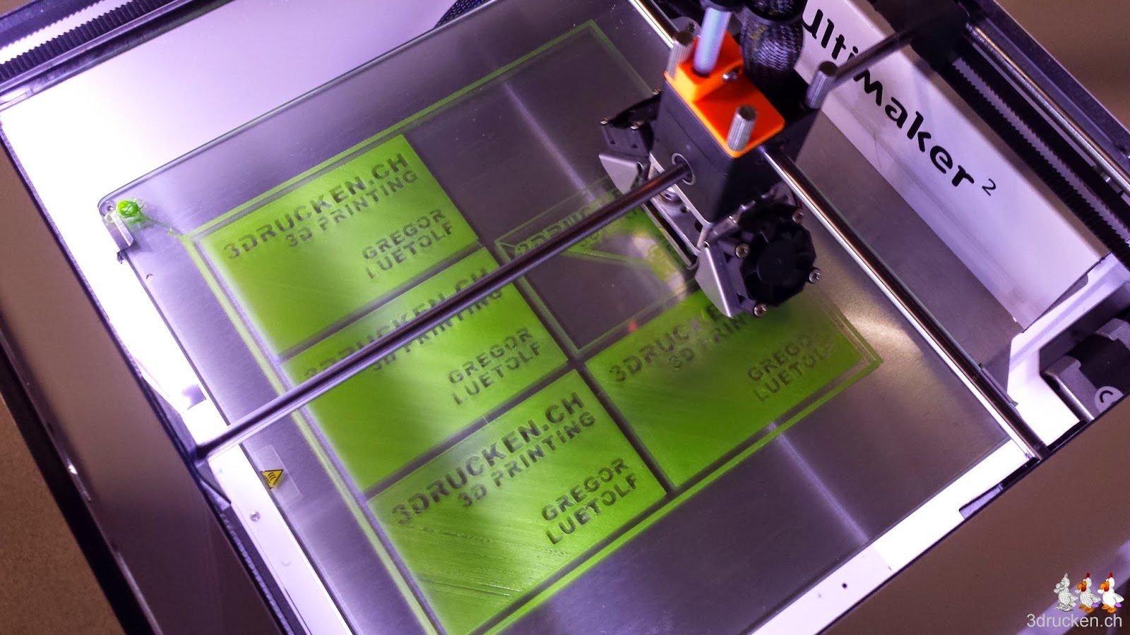 Foto während des Drucks der sechs Visitenkarten auf dem Ultimaker 2 von oben