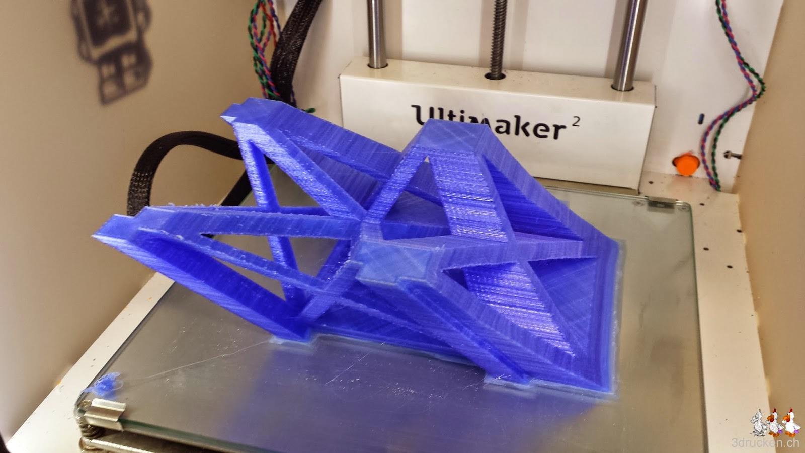 Foto eines Teilstücks des Eiffelturms in blauem PLA auf dem Ultimaker 2