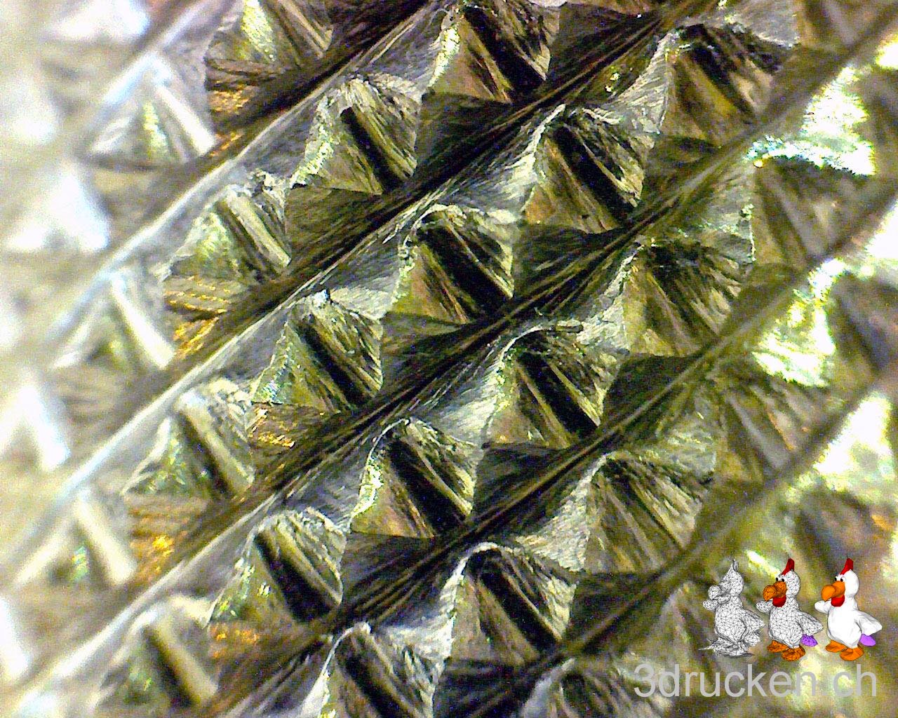 Foto des alten gebrauchten gekerbten Bolzen für den Ultimaker 2 mit einem USB-Mikroskop aufgenommen