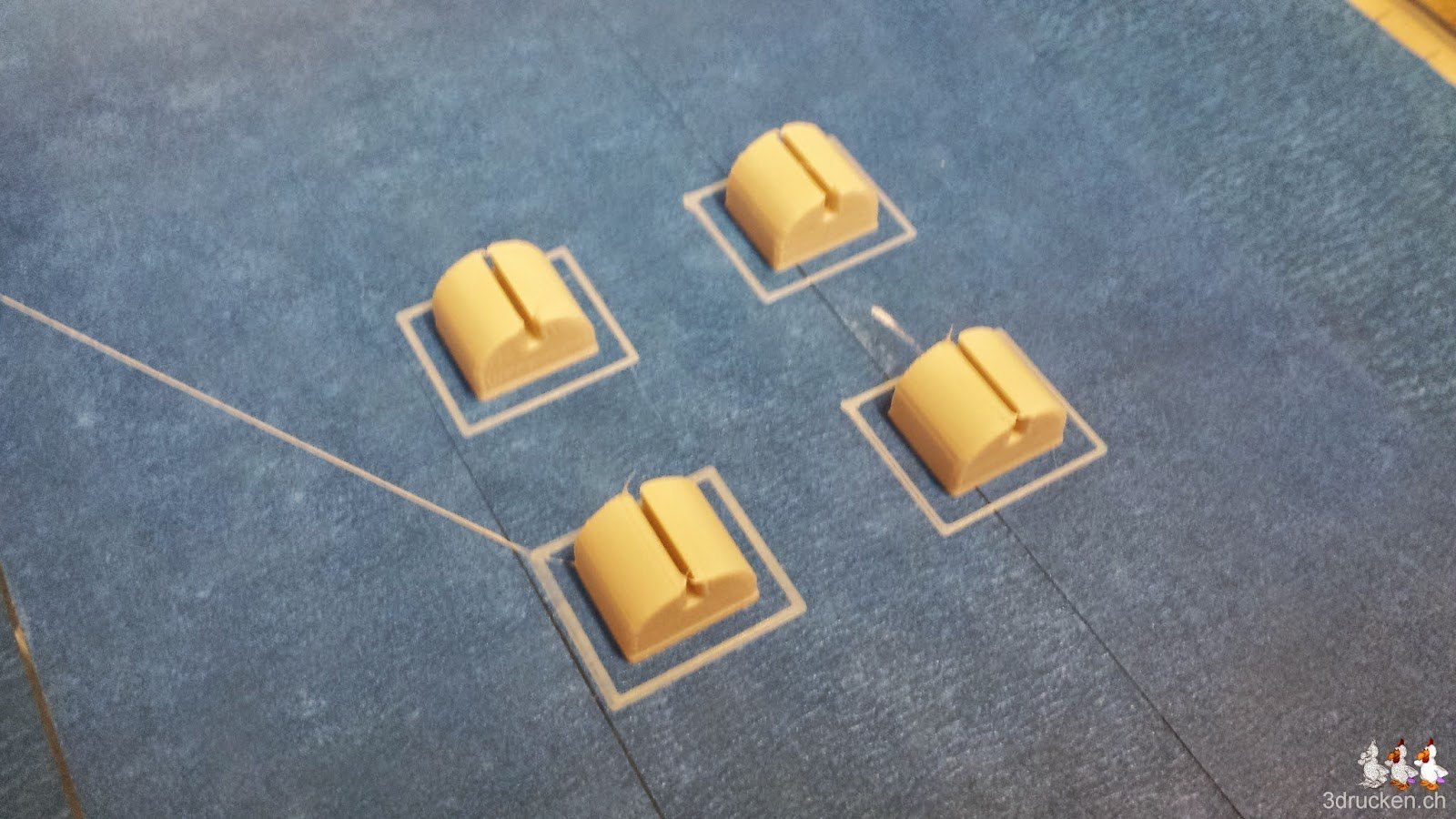 Foto der vier Füsse für den Printrbot Simple Metal aus SoftPLA auf den Drucktisch des Ultimaker Original