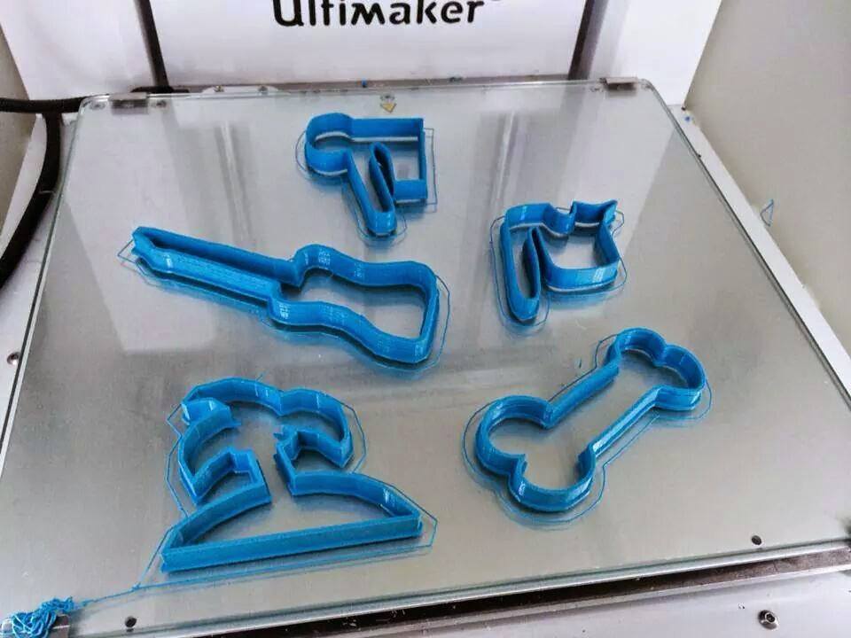 Foto der fünf erfolgreich zusammen gedruckten Guezliförmli auf dem Drucktisch des Ultimaker 2