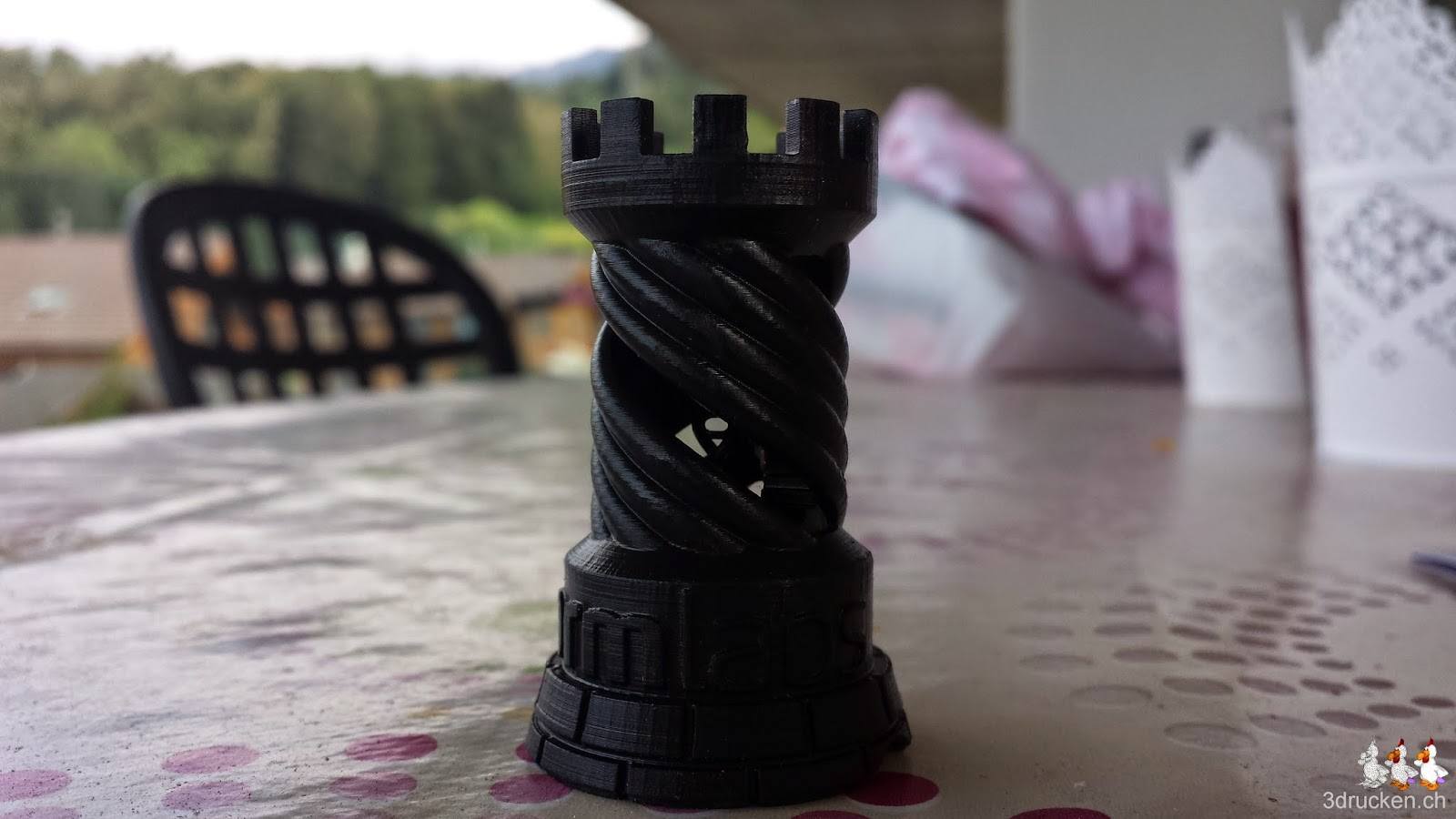 Foto des Drucksamples von Formlabs von der Seite auf unserem Tisch in Nahaufname