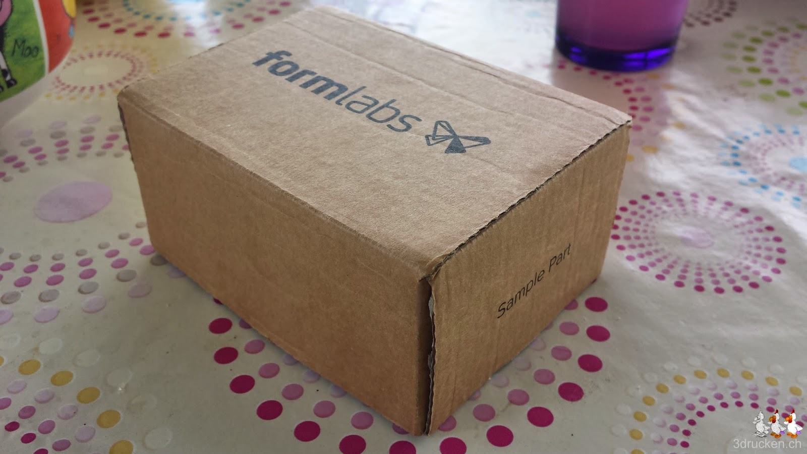 Foto der Schachtel des Drucksamples von Formlabs auf unserem Tisch