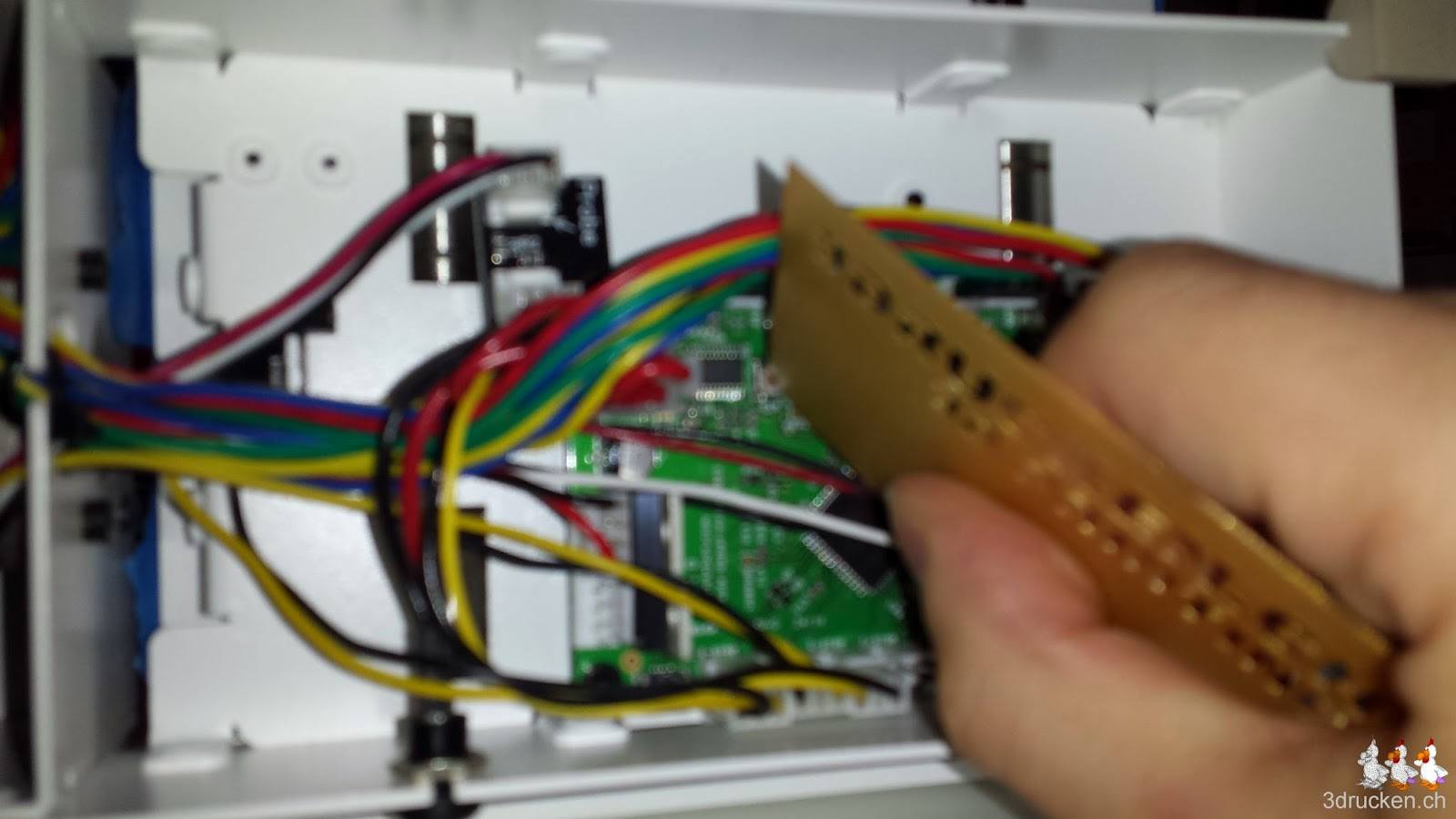 Unscharfes Foto vom Verstellen des Poti des X-Motors auf der Elektronik am Printrbot Simple Metal