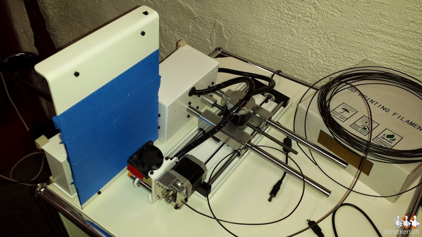 Foto des für die Wartung auf der Seite liegenden Printrbot Simple Metal