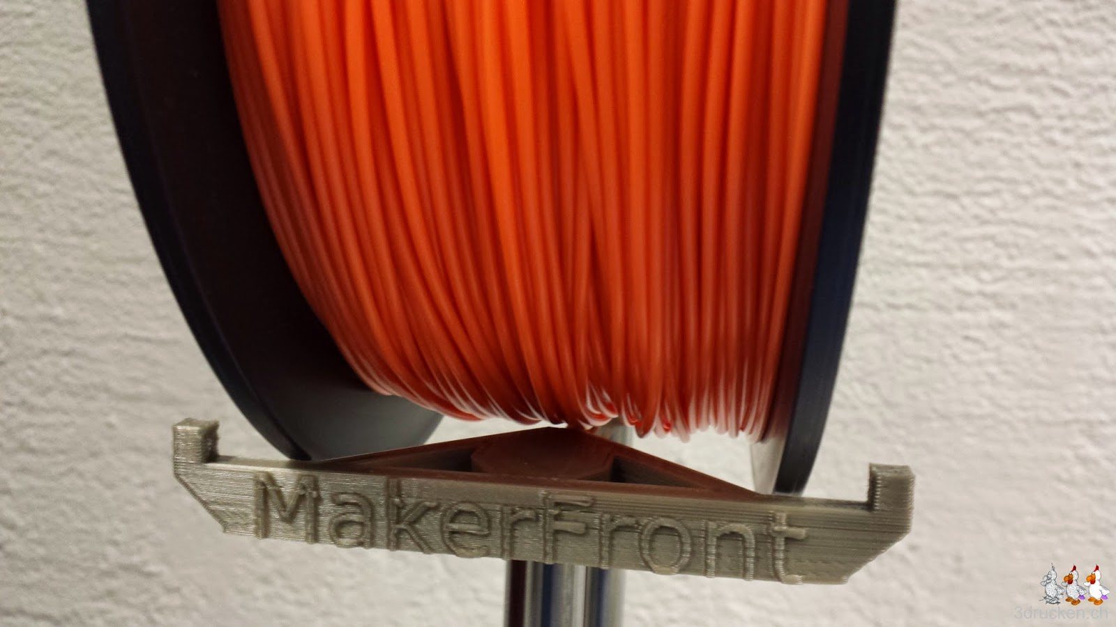 Foto des Druckmaterials welches auf der Rollenhalterung aufliegt in der Detailaufnahme