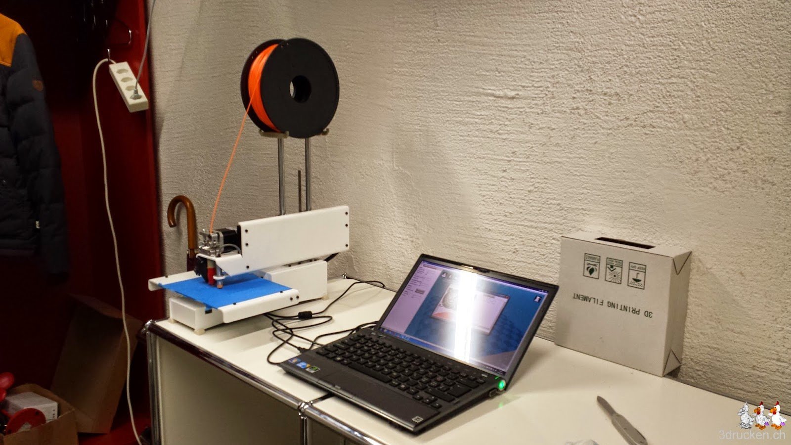 Foto des Testplatzes mit dem Printrbot Simple Metal mit montierter Rollenhalterung