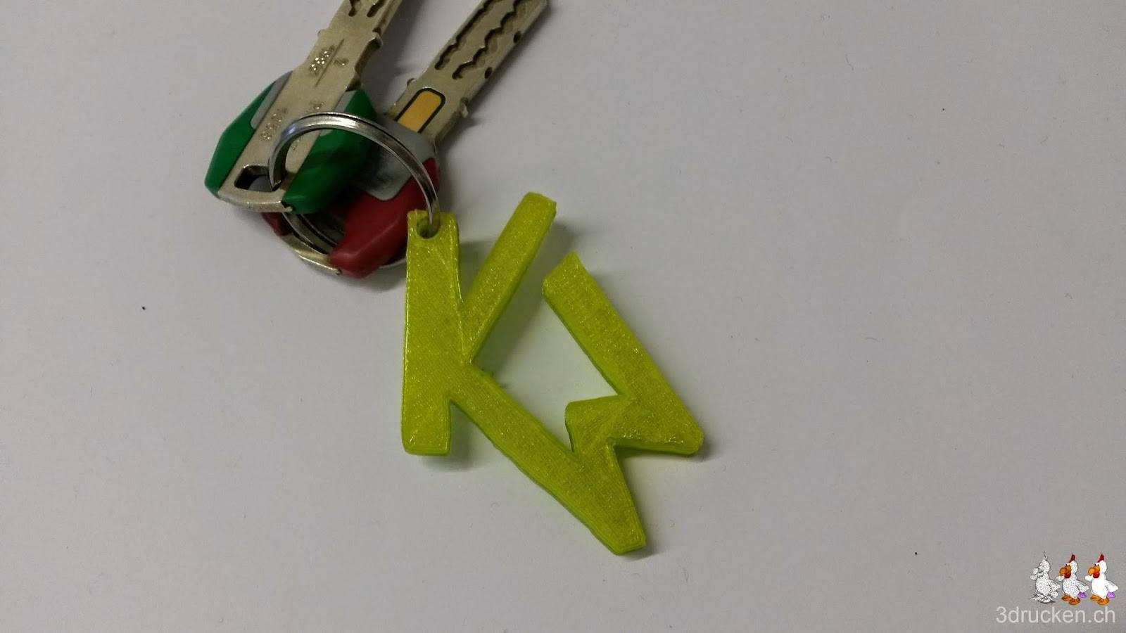 Foto der Initialen KW als Schlüsselanhänger an einem Schlüsselring mit zwei Schlüsseln