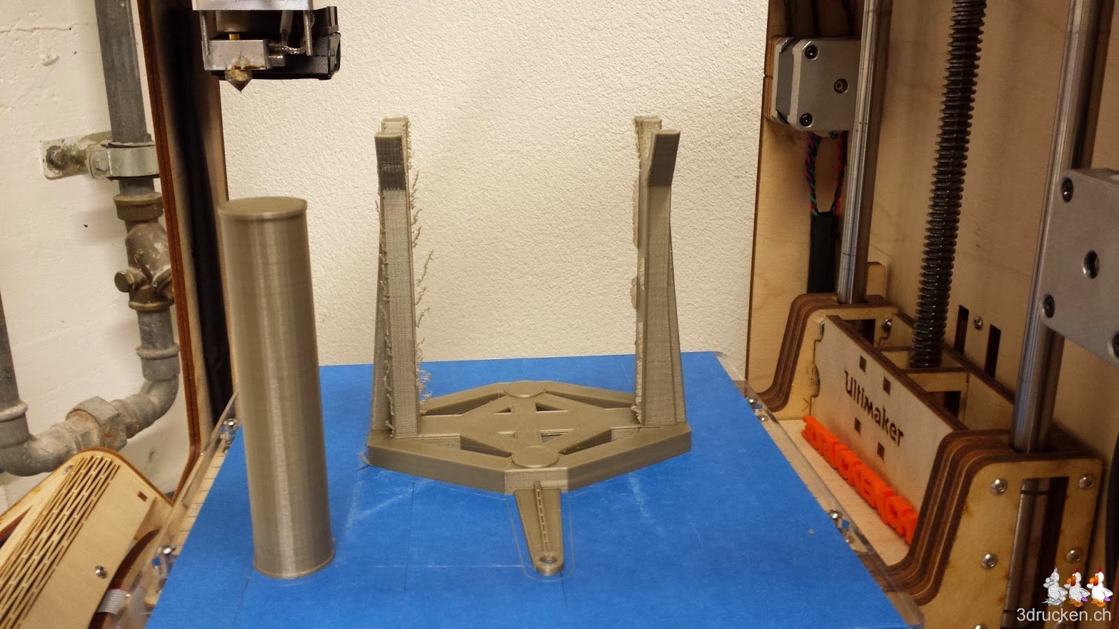 Foto der zweiten gedruckten Rollenhalterung für den Printrbot Sipmle Metal auf dem Drucktisch des Ultimaker Original
