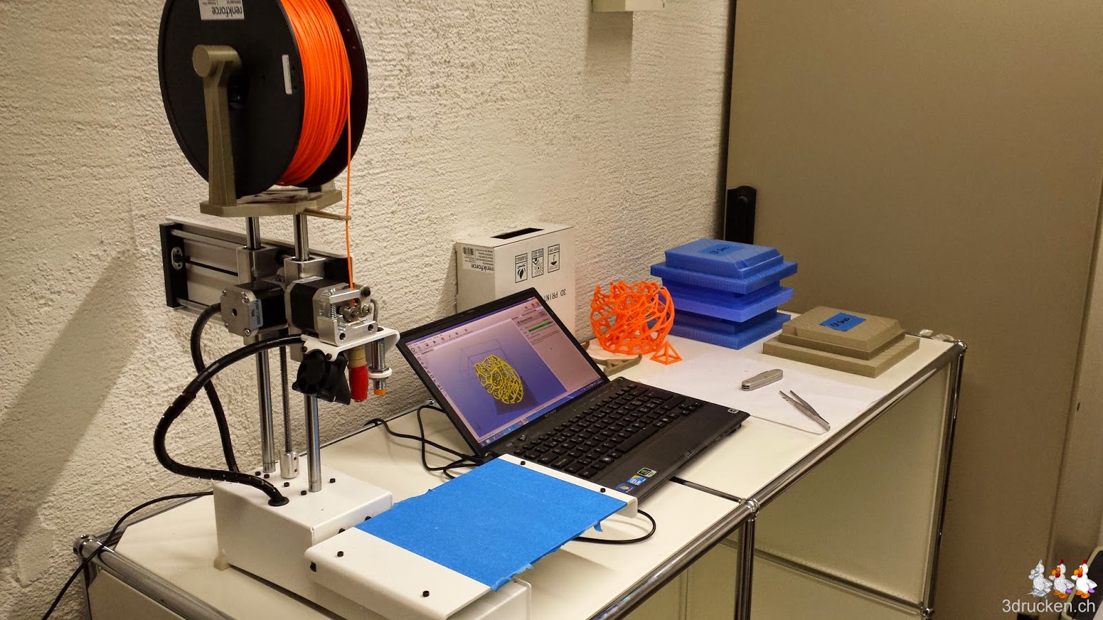 Foto des Testplatzes mit dem Printrbot Simple Metal mit zweiter stabilerer Rollenhalterung