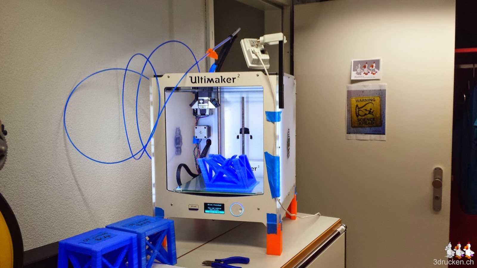 Foto des Ultimaker 2 mit gebrochenem Halter der Bowden Tube und trotzdem vorgeschobenem Druckmaterial