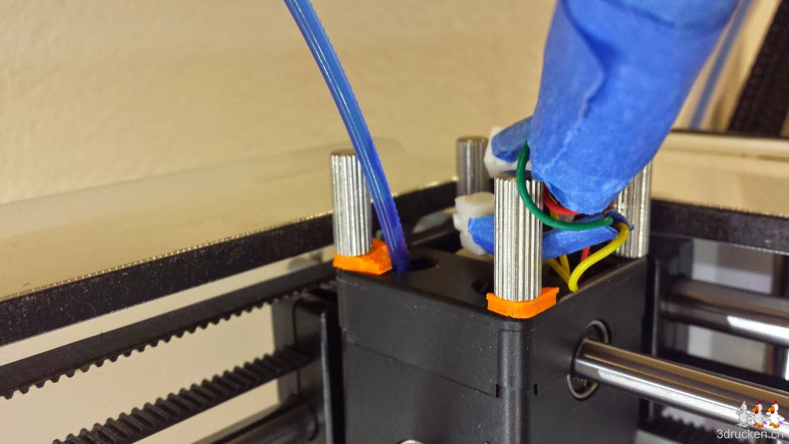 Foto der Oberseite des Ultimaker 2 Druckkopfes mit den Überresten des gebrochenen Bowden Tube Halters