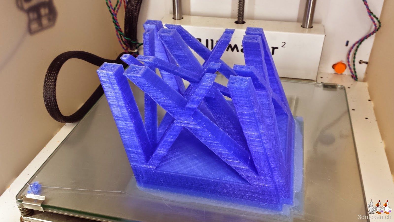Foto des abgebrochenen Drucks eines Teils des Eiffelturms auf dem Drucktisch des Ultimaker 2