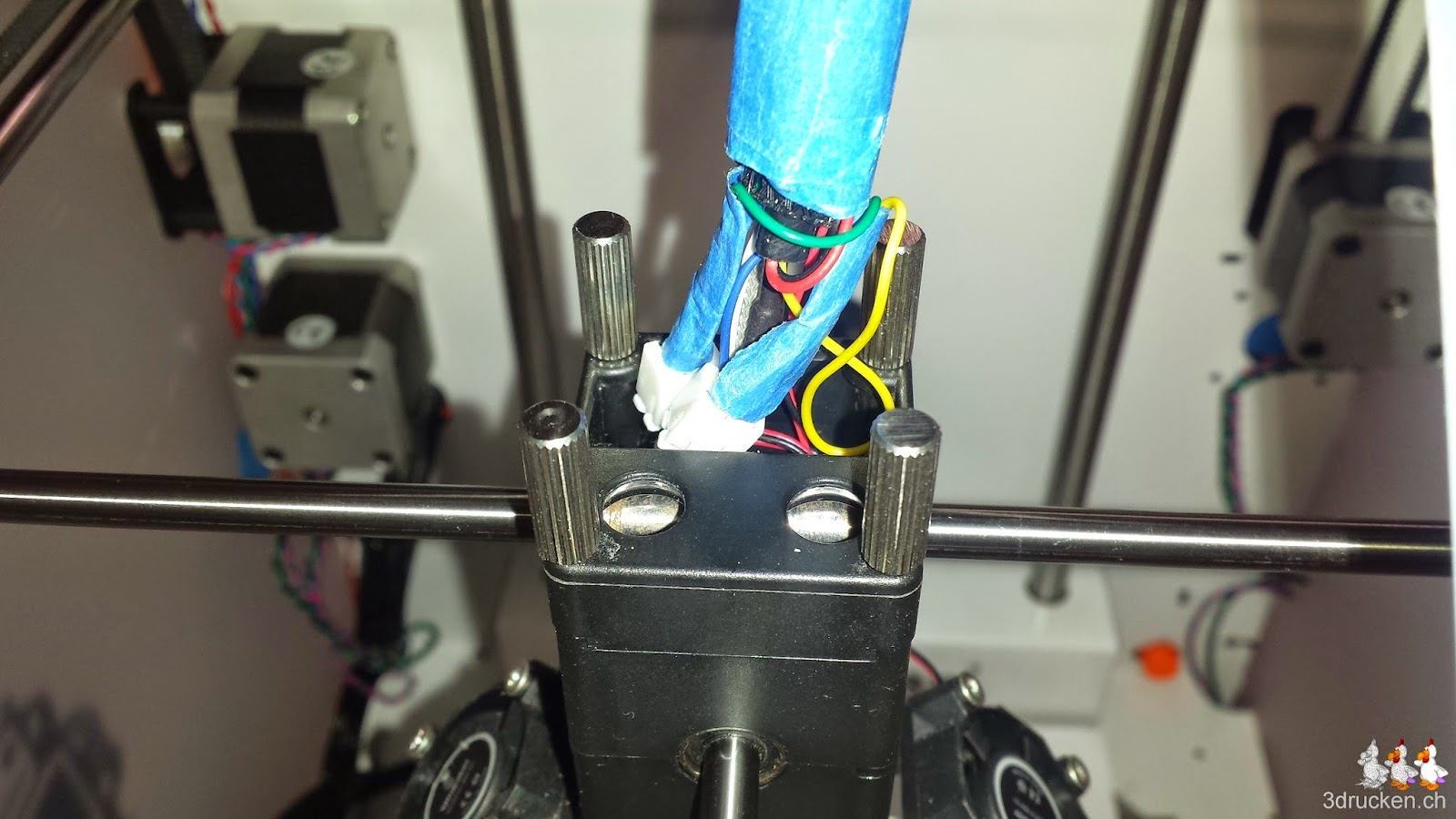 Foto der Oberseite des Druckkopfs am Ultimaker 2 nach dem Entfernen des Bowden Tube Halters