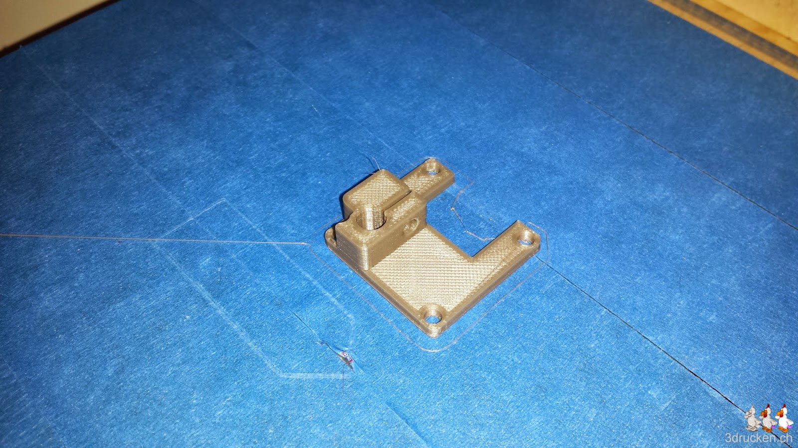 Foto des fertig gedruckten neu angepassten Bowden Tube Halters auf dem Drucktisch