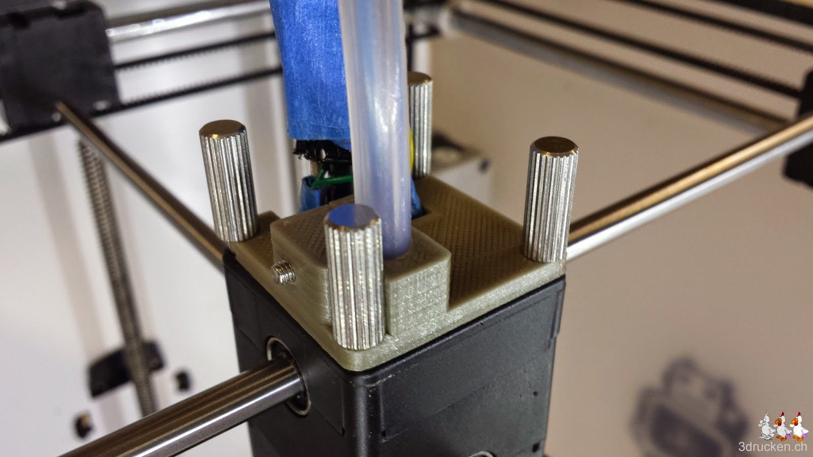 Foto der Oberseite des Druckkopfs des Ultimaker 2 mit neu montiertem angepassten Bowden Tube Halter