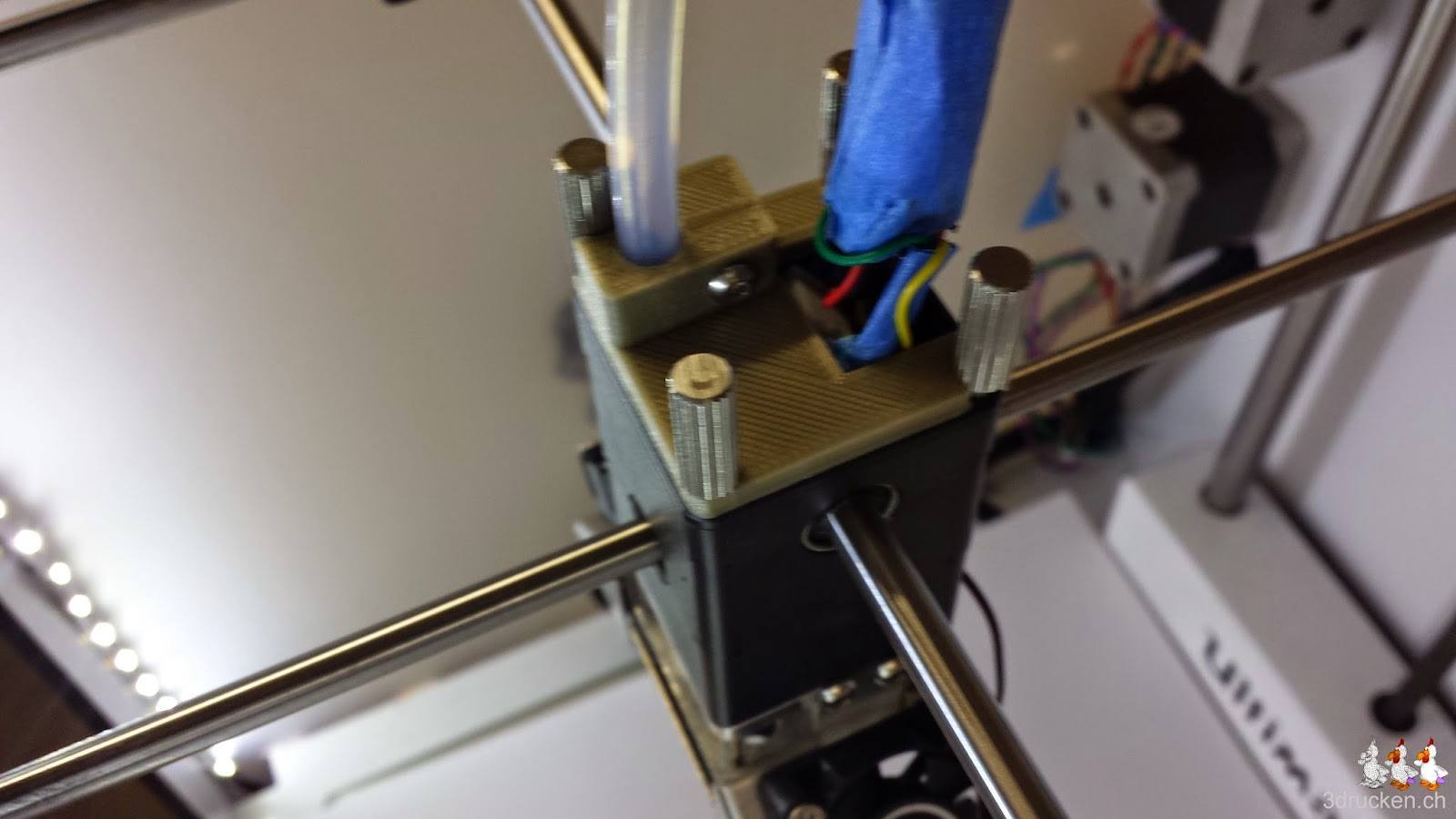 Foto der Oberseite des Druckkopfs des Ultimaker 2 von der Seite mit neu montiertem Bowden Tube Halter