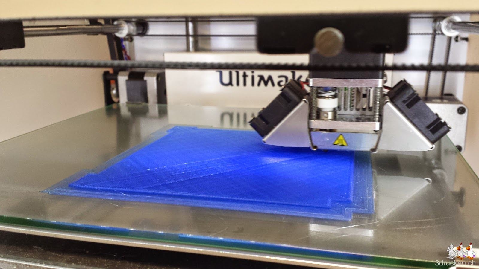 Foto des erneuten Druckversuchs eines Teils des Eiffelturms auf dem Tisch des Ultimaker 2