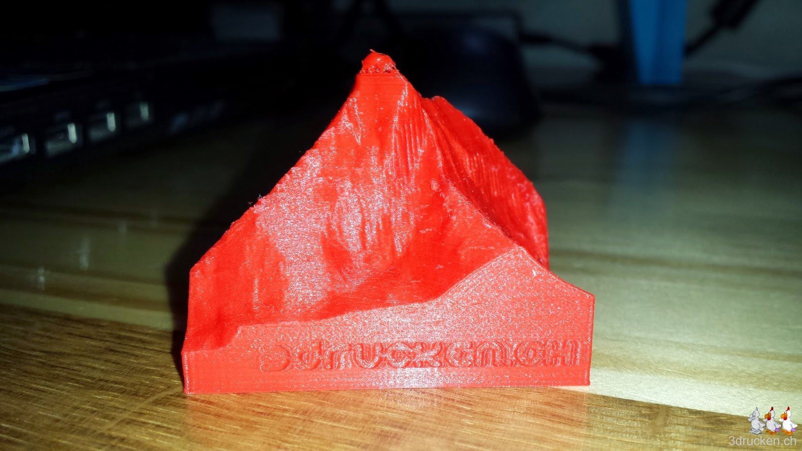 Foto einer Variante des gedruckten Giveaways Matterhorn mit kaum lesbarem Schriftzug auf der Seite