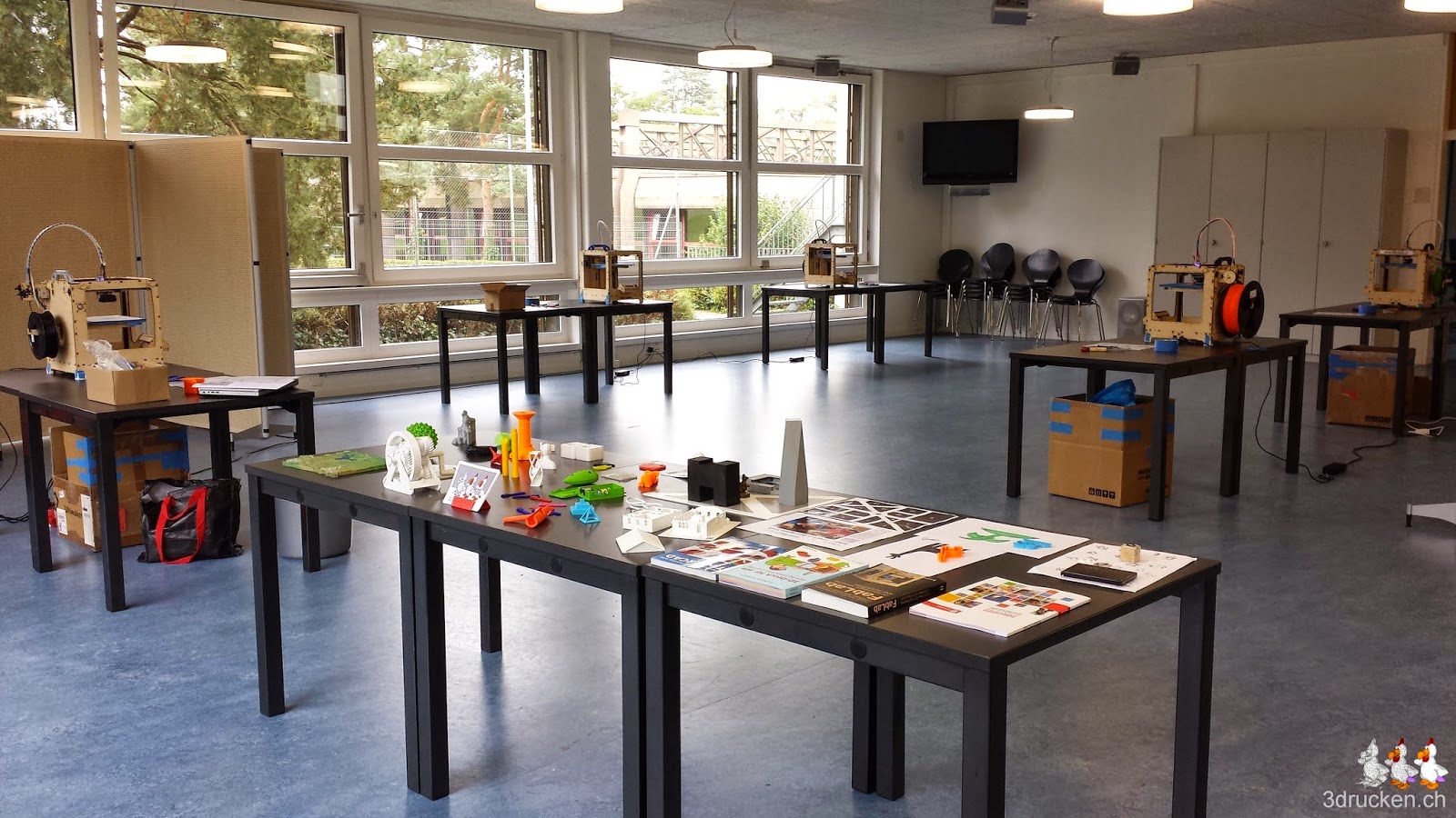 Foto des für den Kurs fertig eingerichteten Gruppenraums in der Schule Ittigen