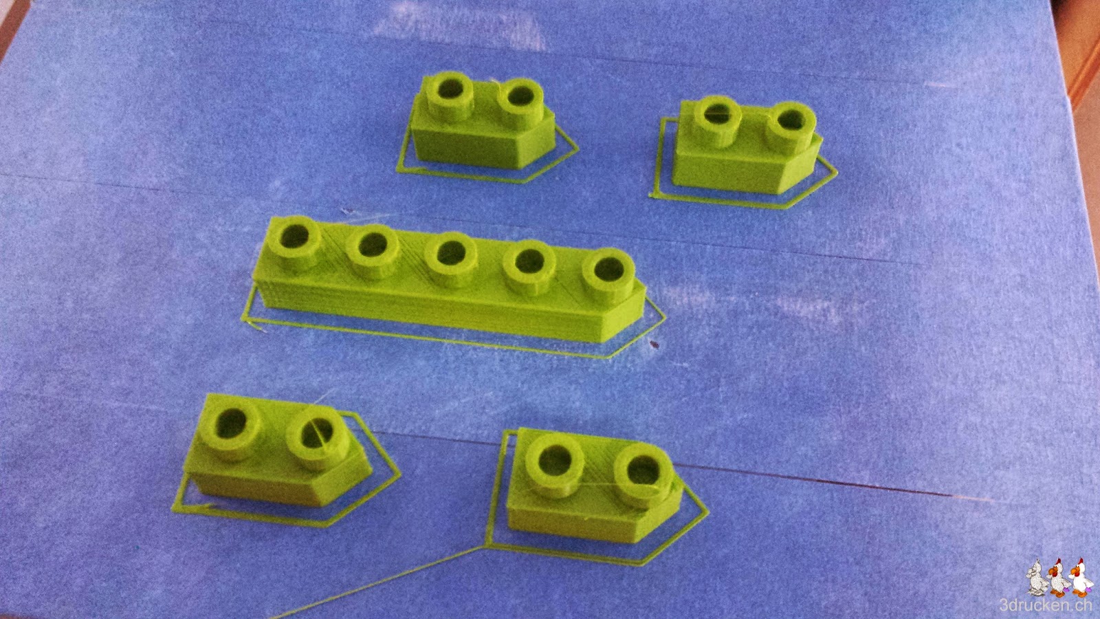 Foto eines aus grünem PLA gedruckten Flottenverbandes auf dem Drucktisch eines Ultimaker Original