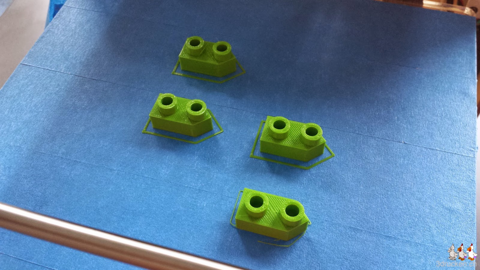 Foto von vier 2er-Schiffen aus grünem PLA auf dem Drucktisch eines Ultimaker Original