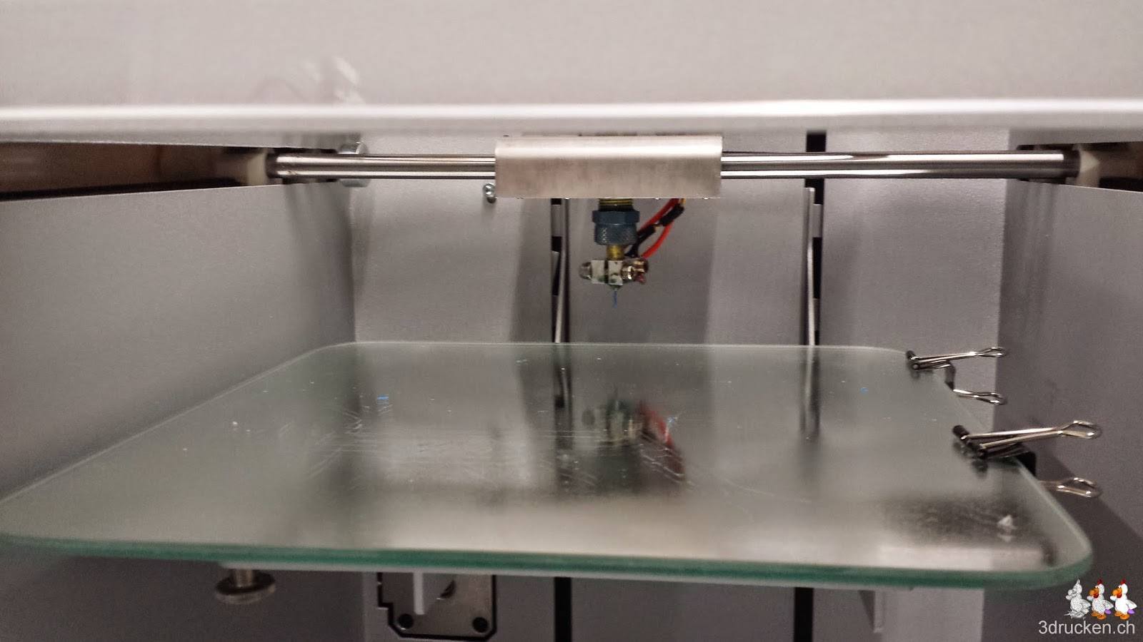 Foto der Düse und des Drucktischs welcher mit Klammern gehalten wird beim NEO