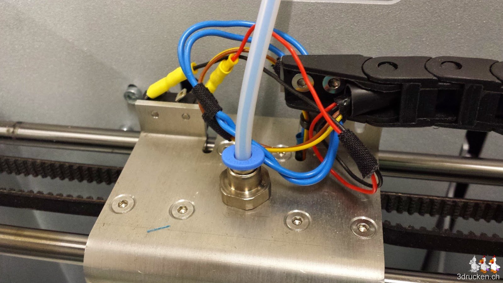 Foto der lose geführten Kabel oben am Druckkopf des NEO