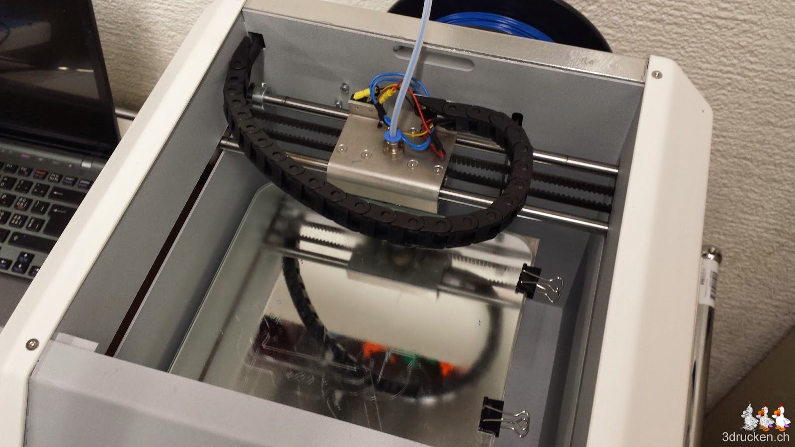 Foto des Druckkopfes und des Drucktischs des NEO von oben aufgenommen